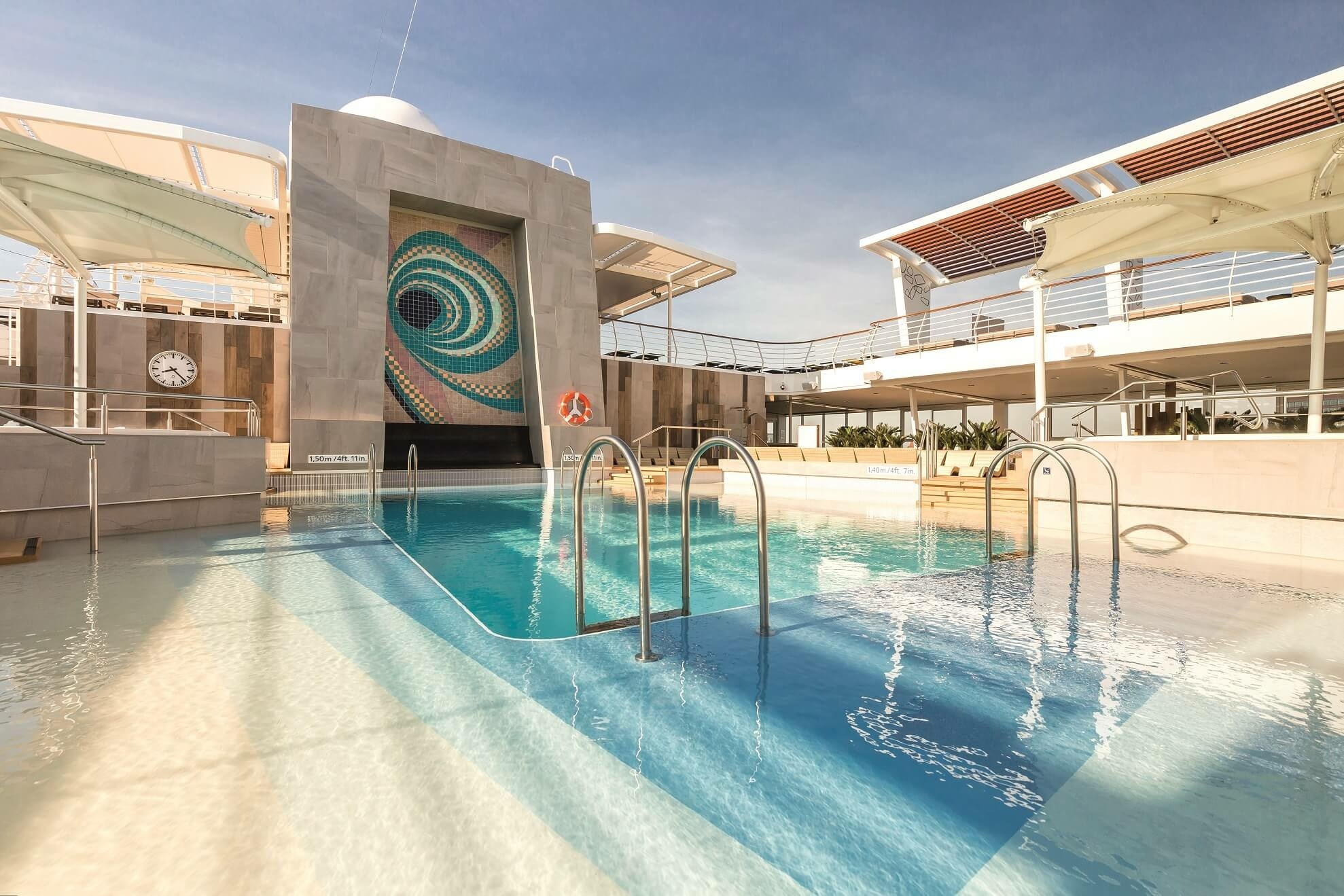 Ein großer Pool auf dem Deck eines Schiffes.