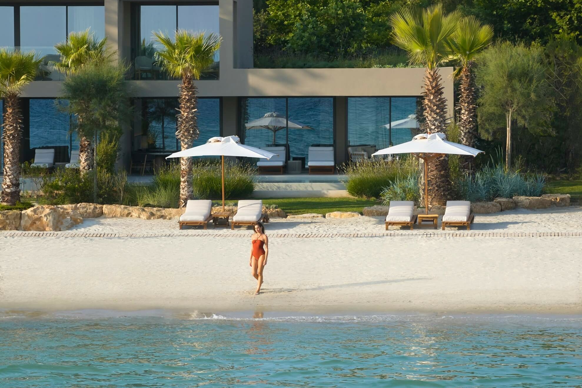 Sani Asterias Frau am Strand der Beachfront Residences