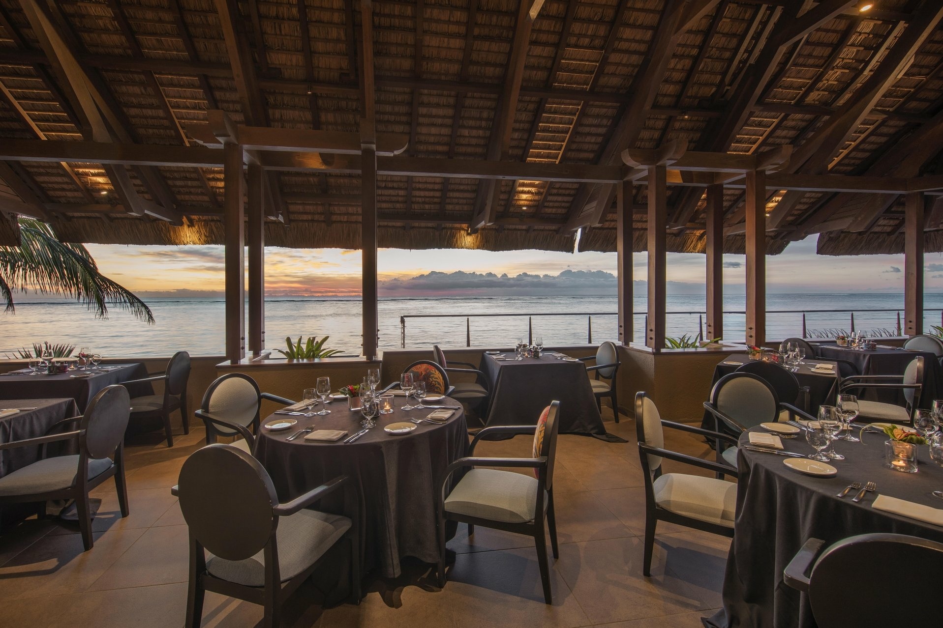 Restaurant mit Meerblick bei Sonnenuntergang