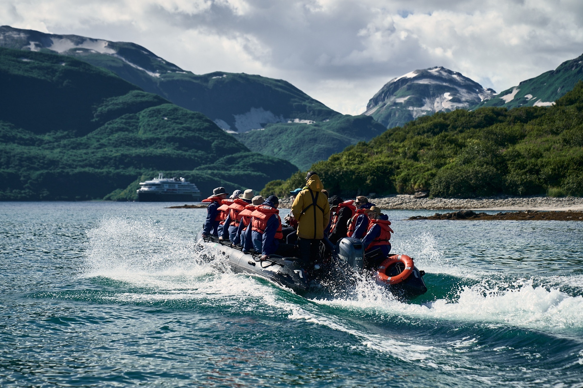 Zodiak im Katmai National Park in Alaska / HX Expeditions