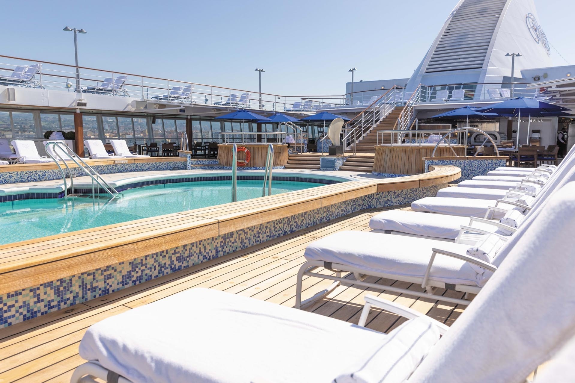 Ein Pool am Deck eines Schiffes.