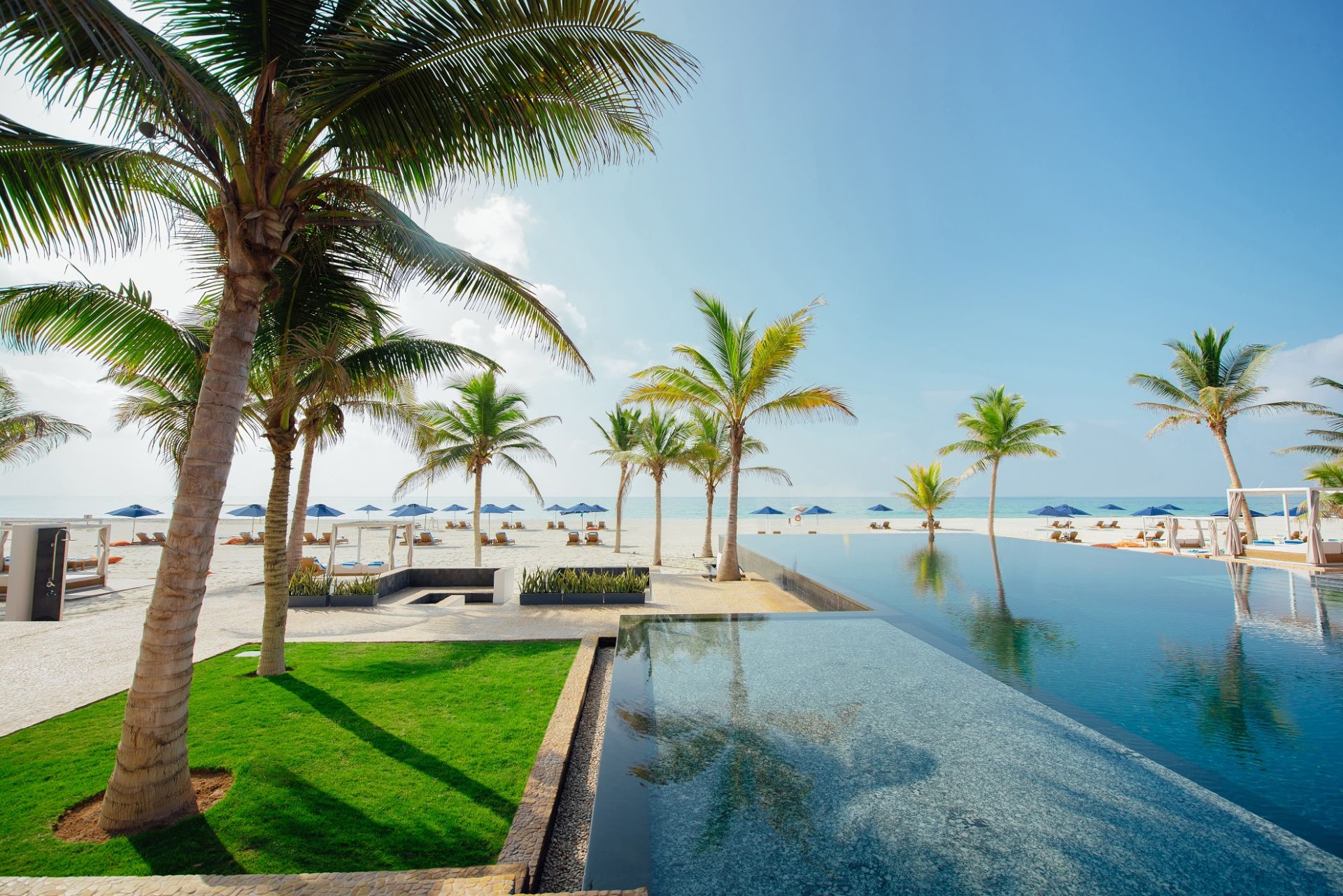 Traumhafter Pool an einem Strand.