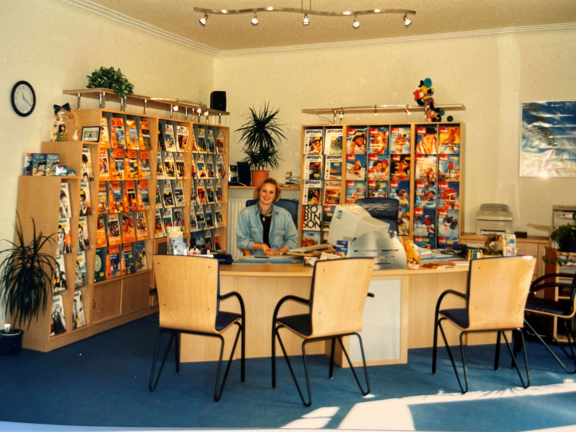Eine Frau sitz, im Reisebüro Jordan, am Computer.